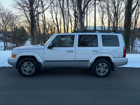 Used 2008 Jeep Commander Sport image 1