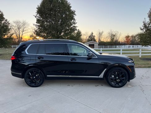 Used 2025 BMW X7 xDrive40i w/ Premium Package image 4