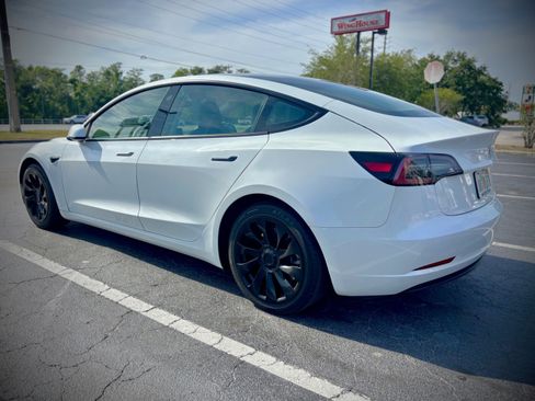 Used 2023 Tesla Model 3 Standard Range image 4