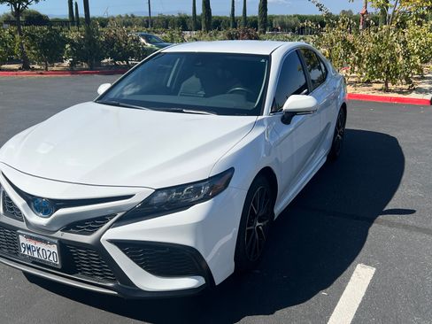 Used 2024 Toyota Camry SE image 4