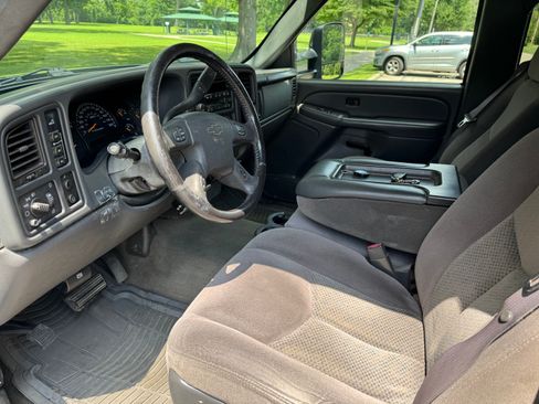 Used 2006 Chevrolet Silverado 2500 LT w/ Heavy-Duty Power Package AWD/4WD image 8