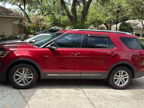 Used 2017 Ford Explorer XLT w/ Equipment Group 202A FWD image 2