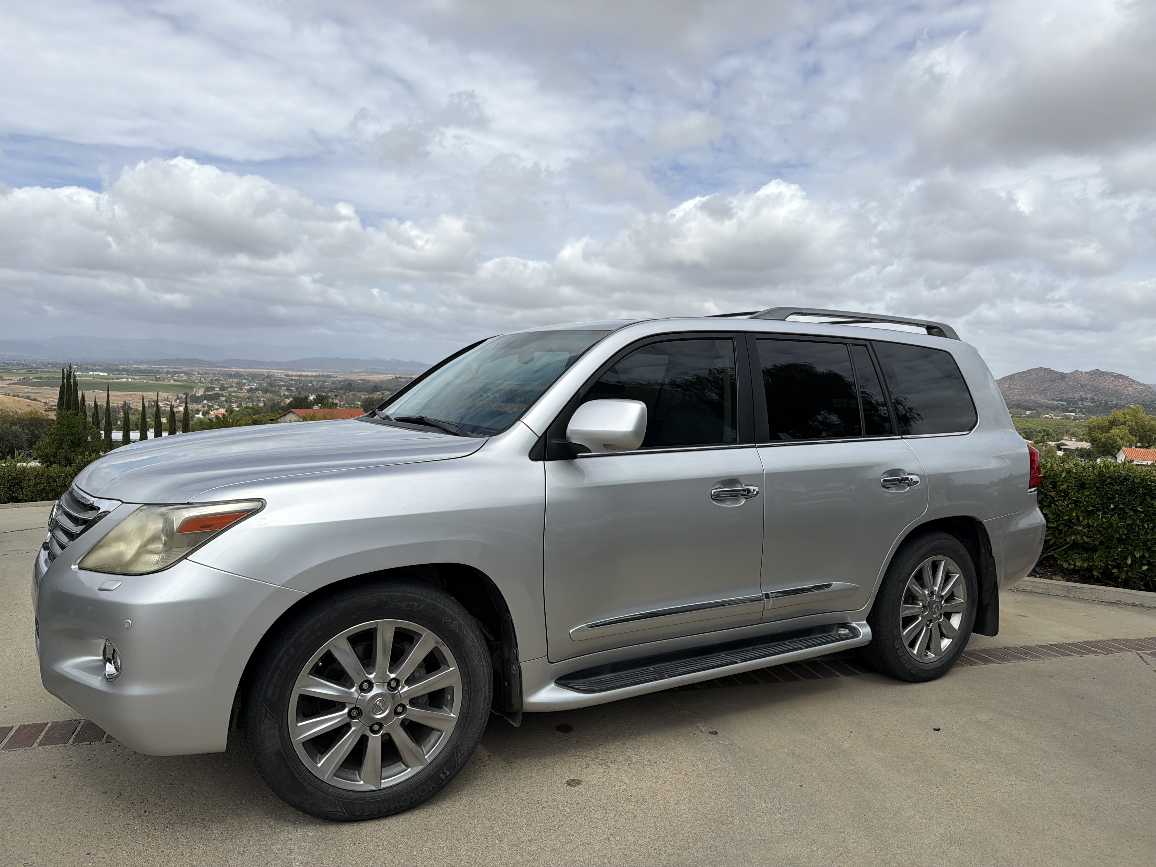Used 2011 Lexus LX 570 4WD w/ Luxury Pkg image 1