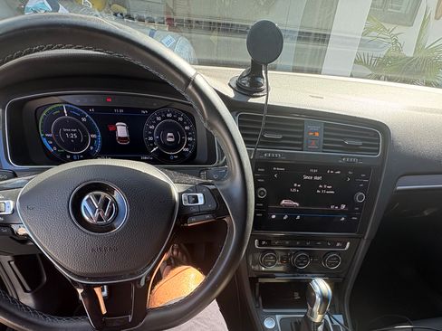 Used 2017 Volkswagen e-Golf SEL Premium w/ Driver Assistance Package image 6