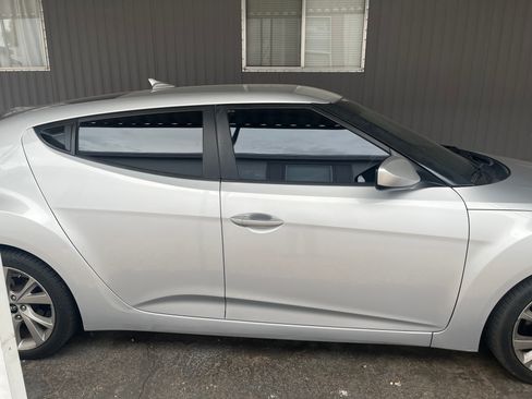 Used 2017 Hyundai Veloster image 1