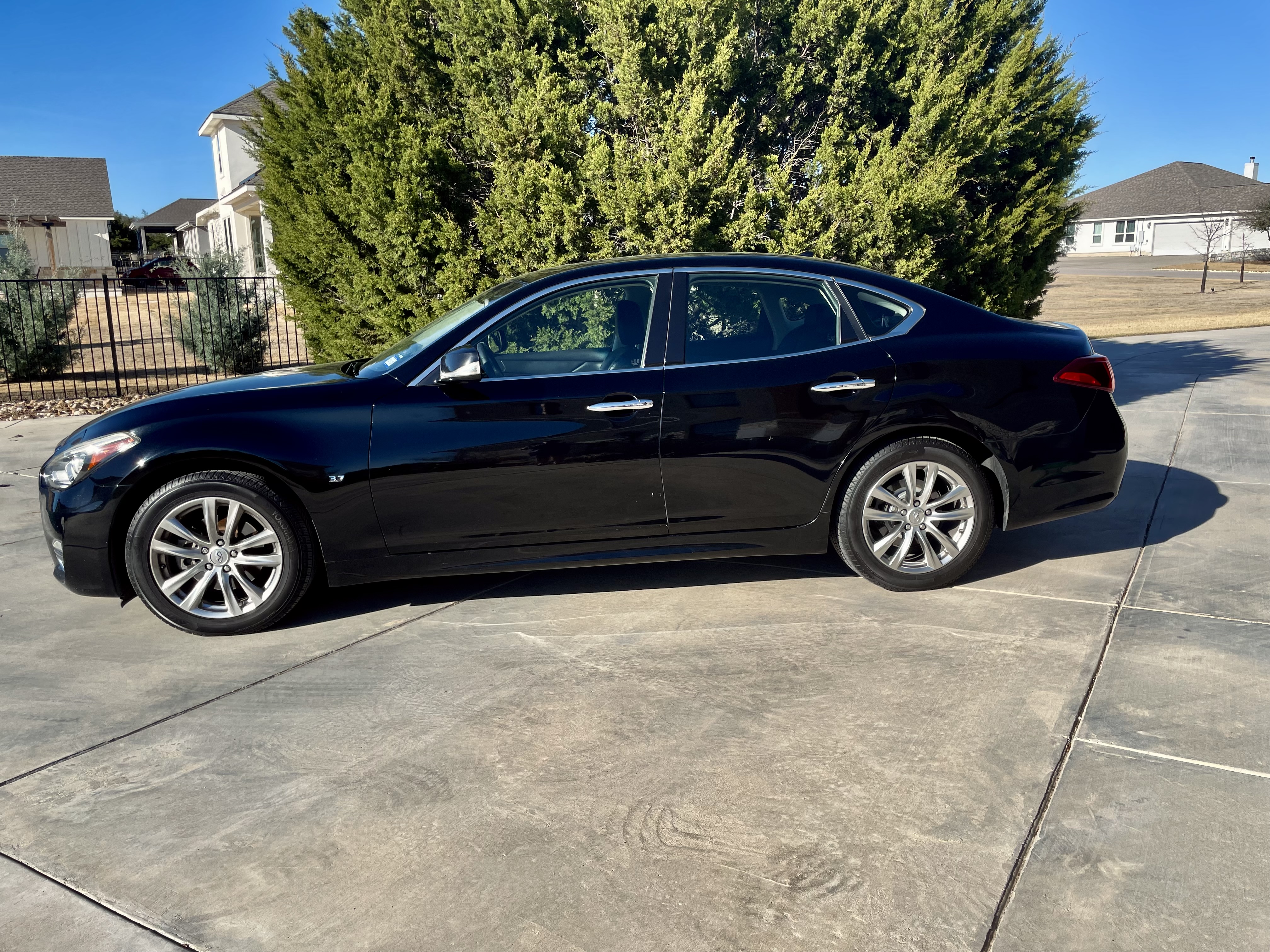 Used 2015 INFINITI Q70 3.7 RWD image 1