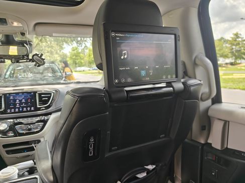 Used 2018 Chrysler Pacifica Limited w/ Tire & Wheel Group FWD image 15