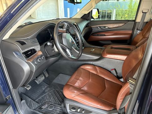 Used 2018 Cadillac Escalade Luxury AWD/4WD image 9
