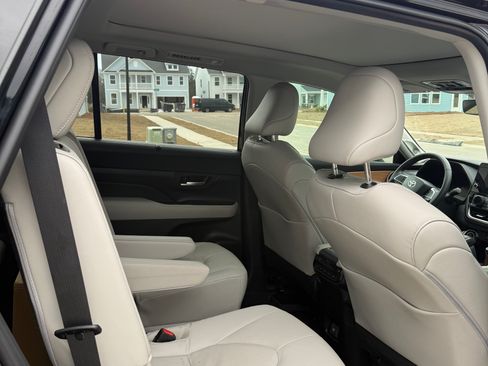 Used 2025 Toyota Grand Highlander FWD image 4