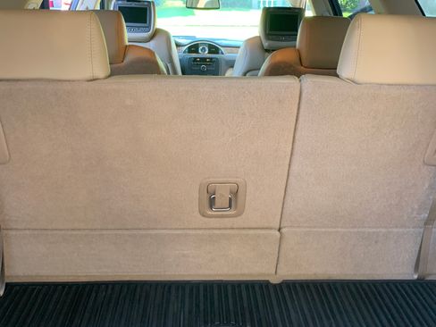 Used 2010 Buick Enclave CXL image 16