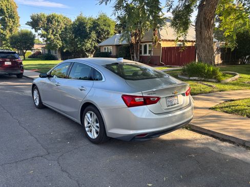 Used 2017 Chevrolet Malibu LT image 2