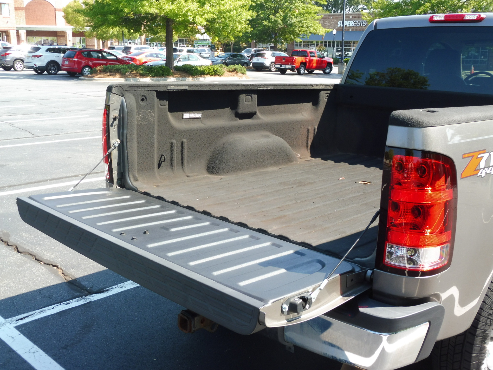 Used 2008 GMC Sierra 2500 SLE w/ Z71 Off-Road Package AWD/4WD image 16
