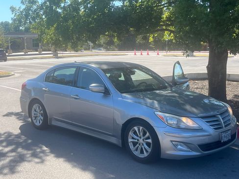 Used 2013 Hyundai Genesis 3.8 image 8