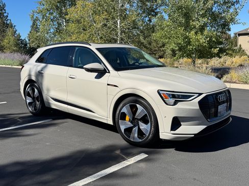 Used 2022 Audi e-tron Premium Plus image 17