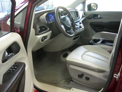 Used 2020 Chrysler Voyager Lxi image 9