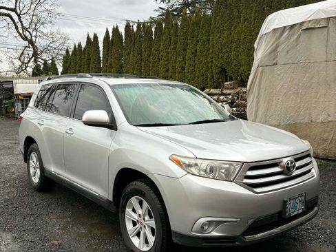 Used 2012 Toyota Highlander SE w/ Tow Pkg image 1