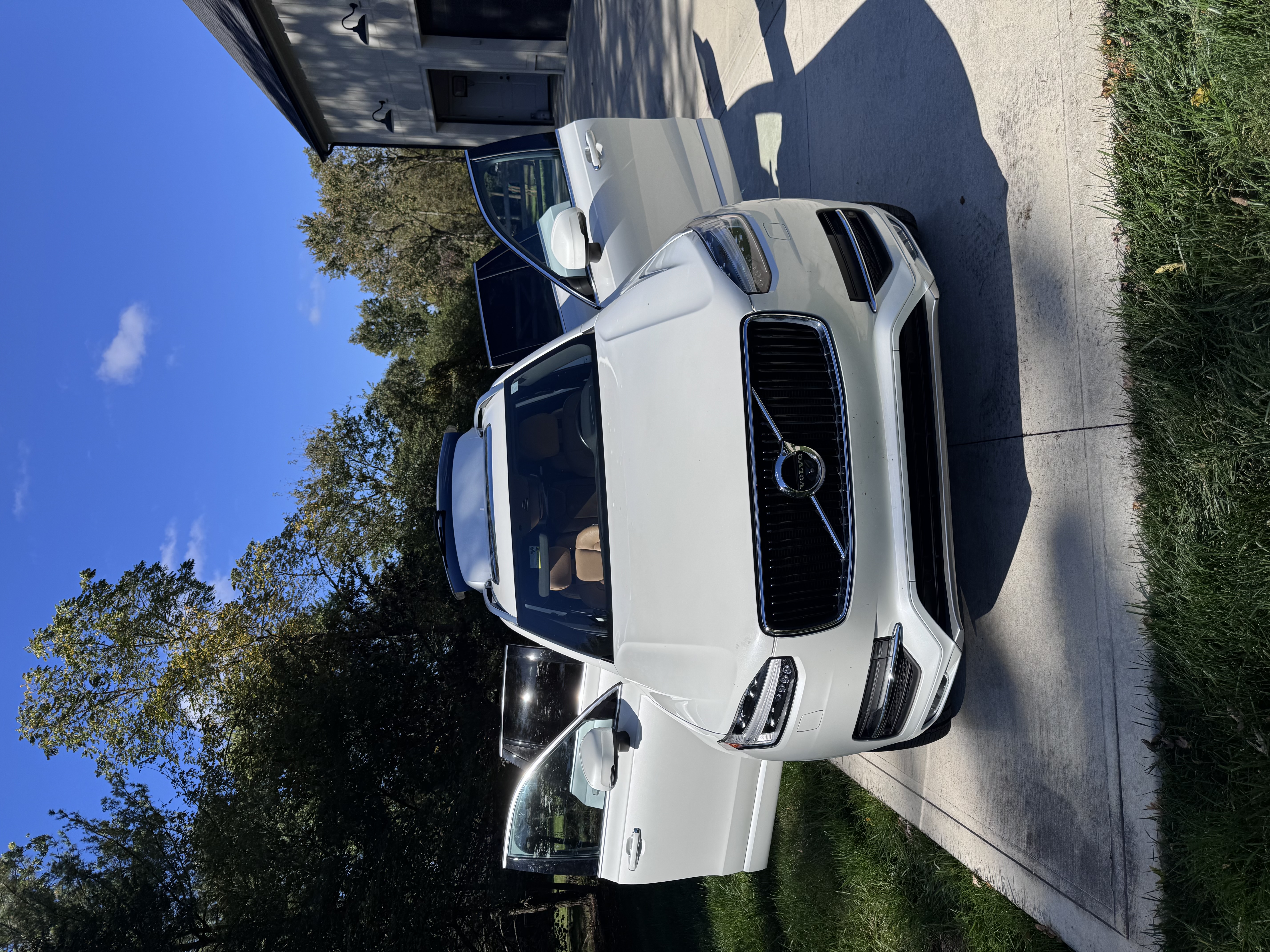 Used 2017 Volvo XC90 T6 Momentum w/ Vision Package AWD/4WD image 4