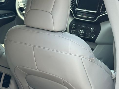 Used 2019 Jeep Cherokee Limited AWD/4WD image 11