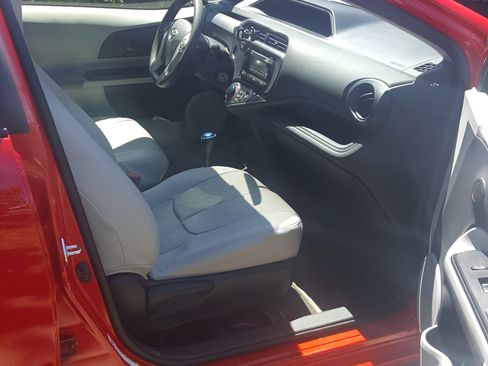 Used 2014 Toyota Prius C One image 5