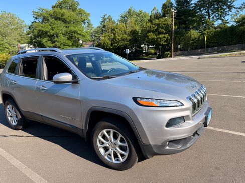 Used 2017 Jeep Cherokee Latitude w/ Safety/Convenience Group AWD/4WD image 8
