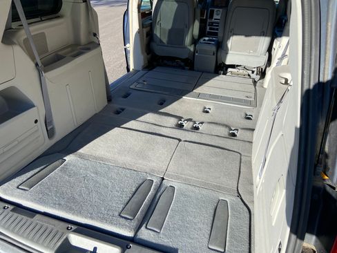 Used 2009 Chrysler Town & Country Touring image 13