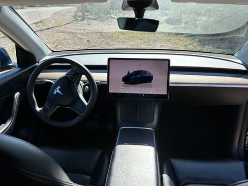 Used 2022 Tesla Model Y Long Range image 10