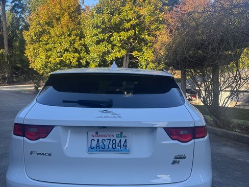 Used 2018 Jaguar F-PACE Premium image 5