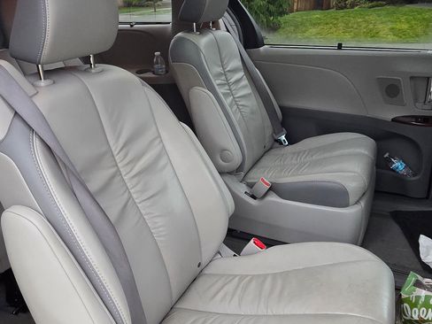 Used 2011 Toyota Sienna Limited image 12