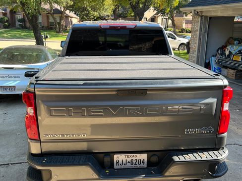 Used 2021 Chevrolet Silverado 1500 High Country w/ Technology Package image 2