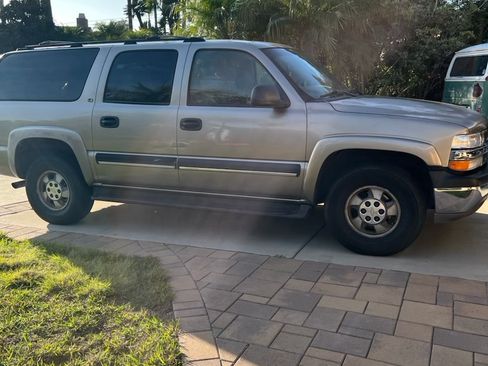 Used 2001 Chevrolet Suburban LS w/ LS Preferred Equipment Group RWD image 2