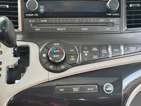 Used 2013 Toyota Sienna SE image 19