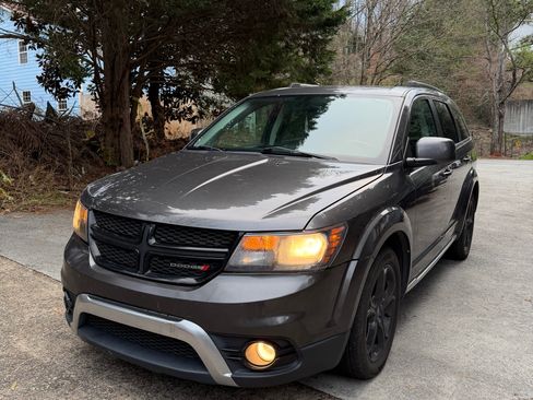 Used 2020 Dodge Journey Crossroad image 1