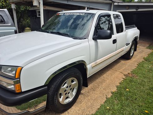 Used 2005 Chevrolet Silverado 1500 LS w/ Light Duty Power Package image 2