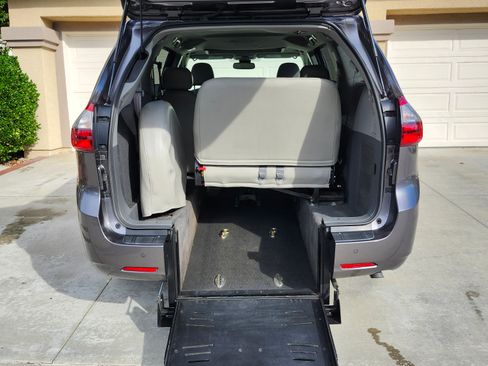 Used 2020 Toyota Sienna XLE Premium image 14