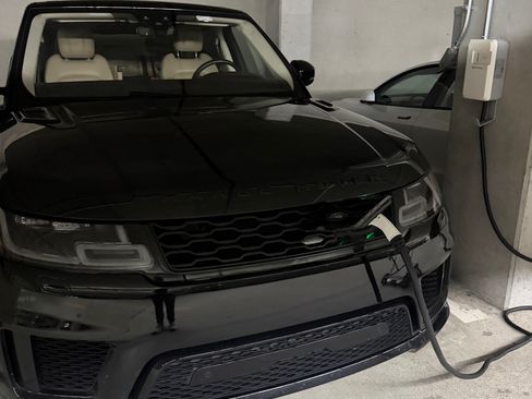 Used 2020 Land Rover Range Rover Sport HSE image 5