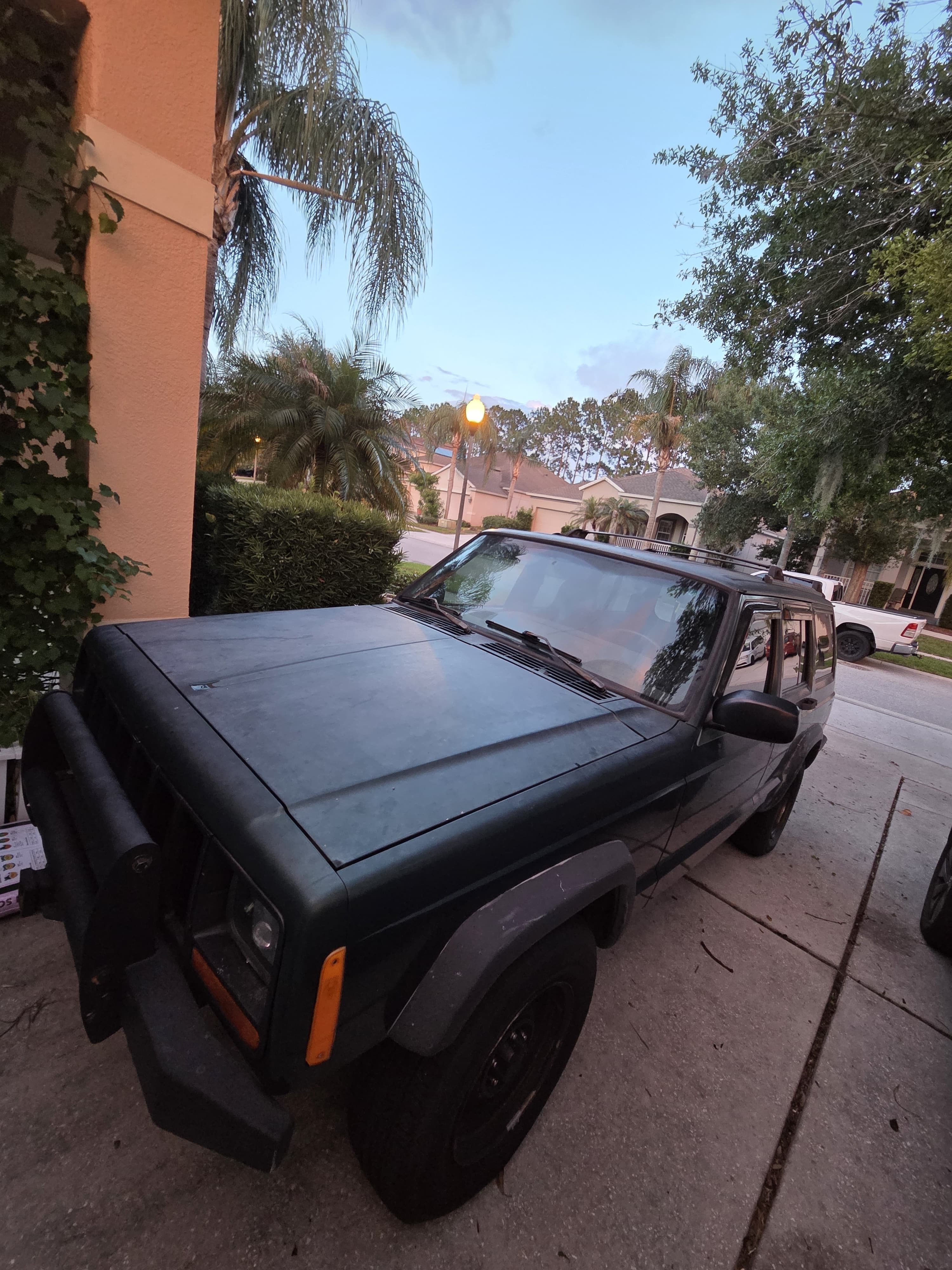 Used 2000 Jeep Cherokee SE RWD image 1