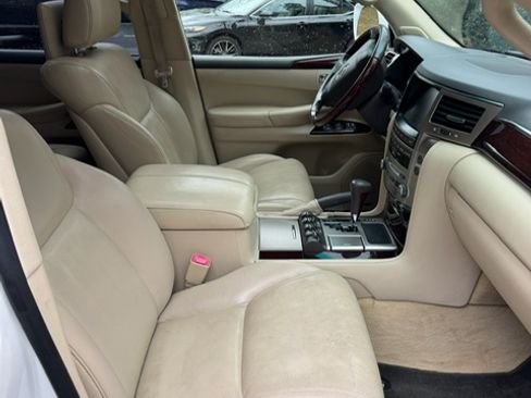 Used 2014 Lexus LX 570 4WD image 23