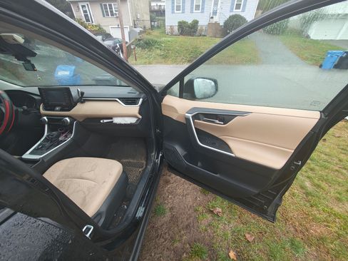 Used 2021 Toyota RAV4 XLE image 11