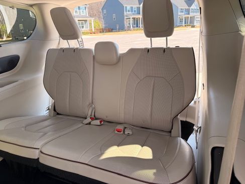 Used 2017 Chrysler Pacifica Limited w/ Advanced Safetytec Group image 10