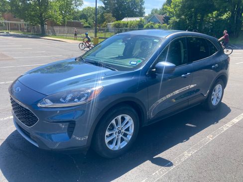 Used 2020 Ford Escape SE FWD image 2