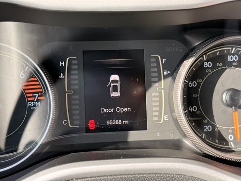 Used 2018 Jeep Cherokee Latitude Plus w/ Comfort/Convenience Group FWD image 19