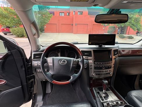Used 2013 Lexus LX 570 4WD w/ Luxury Pkg image 12