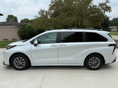 Used 2023 Toyota Sienna XLE AWD/4WD image 1