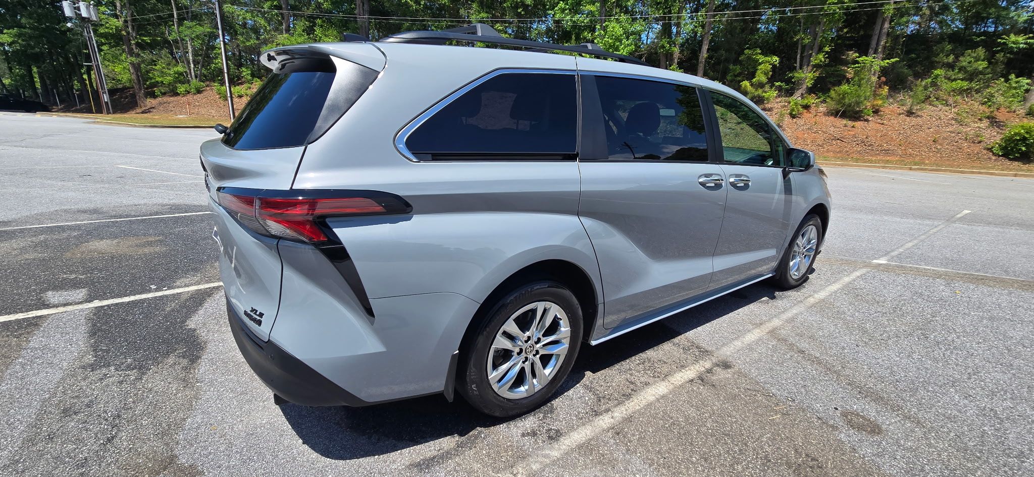 Used 2022 Toyota Sienna XLE Woodland Edition AWD/4WD image 4