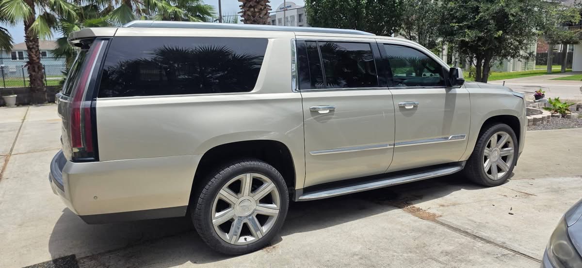 Used 2017 Cadillac Escalade ESV Luxury RWD image 4
