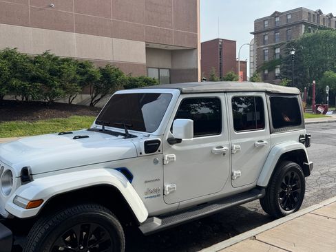 Used 2022 Jeep Wrangler Unlimited Sahara w/ Cold Weather Group image 7