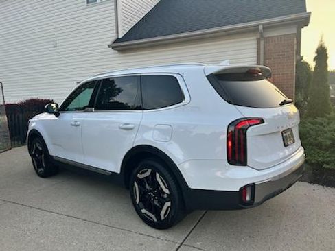 Used 2025 Kia Telluride EX w/ EX Captain's Chair Package image 5