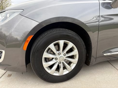 Used 2017 Chrysler Pacifica Touring-L FWD image 12