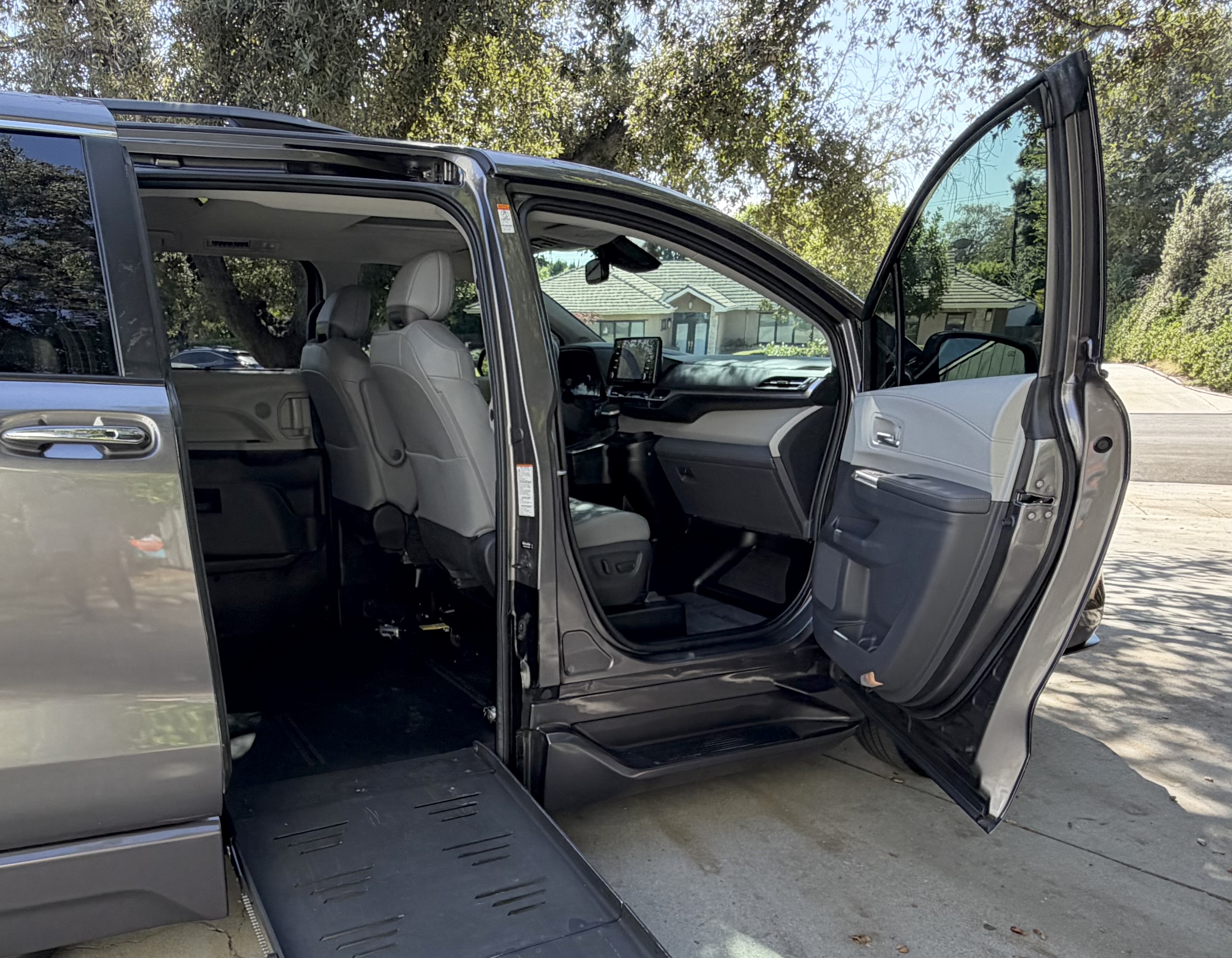 Used 2022 Toyota Sienna XLE w/ XLE Plus Package FWD image 13