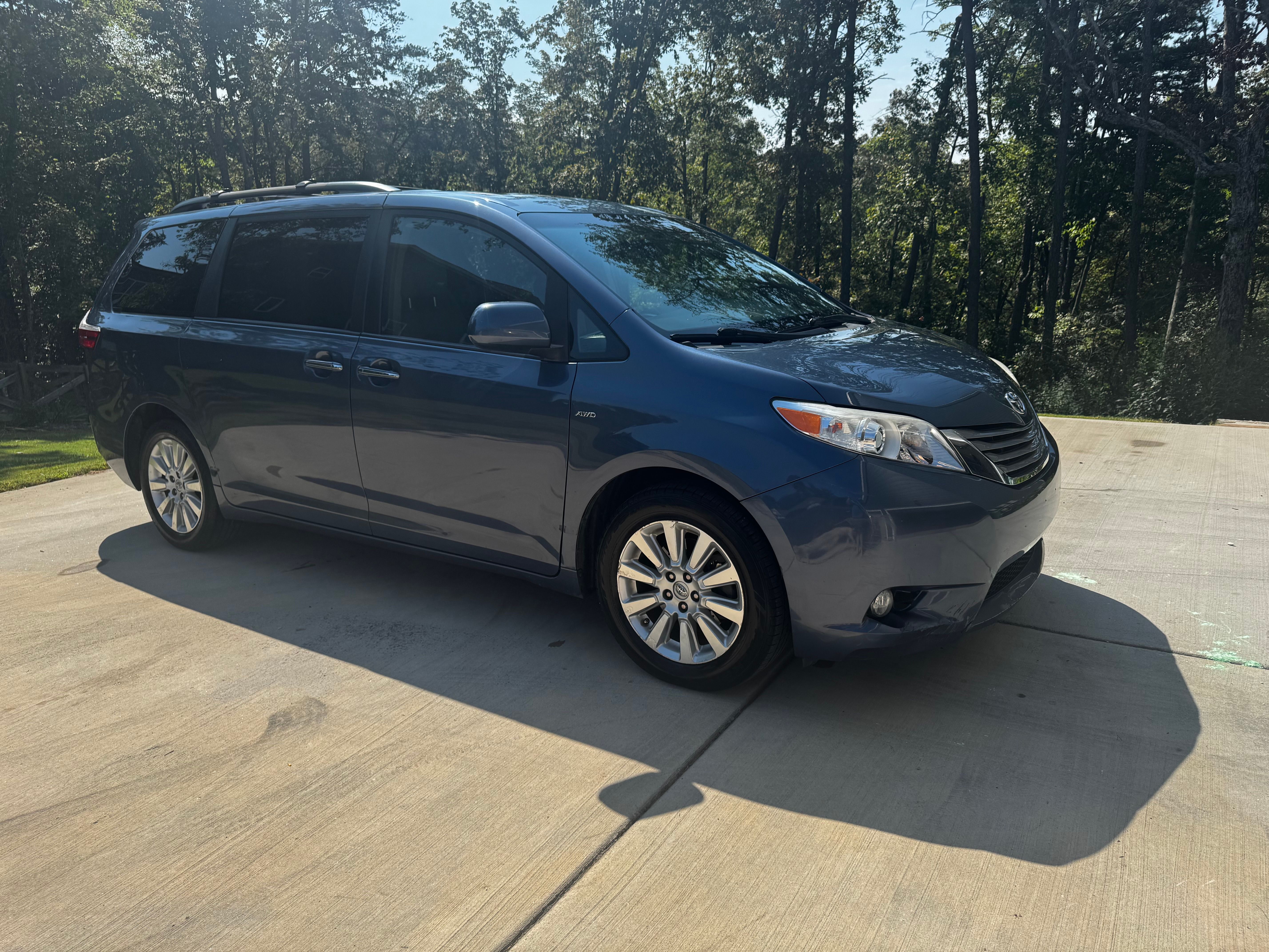 Used 2016 Toyota Sienna XLE Premium AWD/4WD image 2